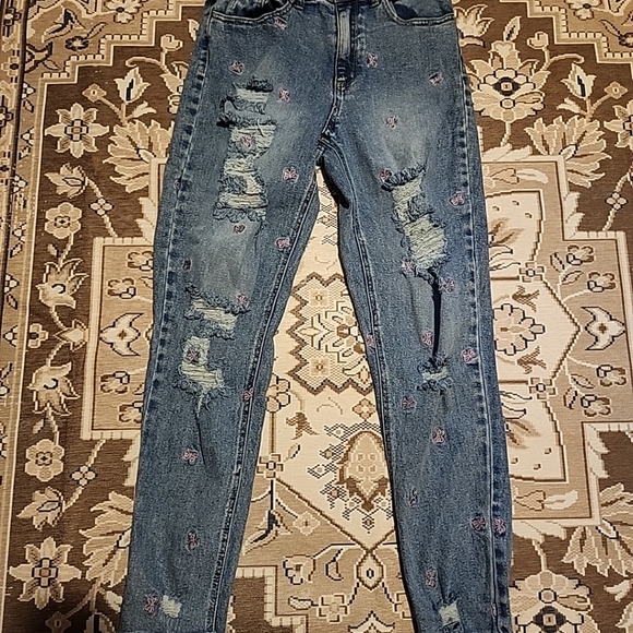 Tinseltown butterfly 🦋 ripped, frayed hem blue jeans junior sz 5, waist 28 - Picture 9 of 9